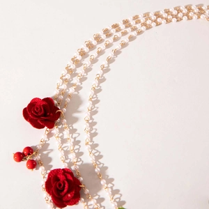 Chaîne de taille multicouche perles vintage avec roses rouges et détails dorés fins