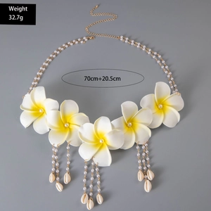 Détail de la chaîne de corps perles multicouche avec fleurs de frangipanier et coquillage