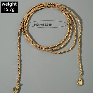 Detalle de la cadena corporal larga dorada de 142 cm con dos colgantes de gota