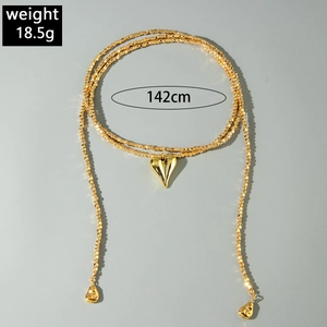 Detalle de cadena corporal dorada de 142cm con colgante corazón y 18,5g