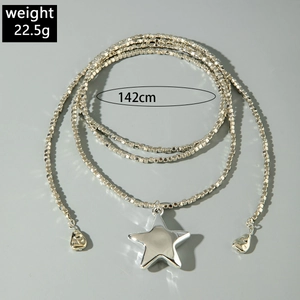 Vista detallada del collar largo de cuentas plateadas con colgante de estrella y 142 cm