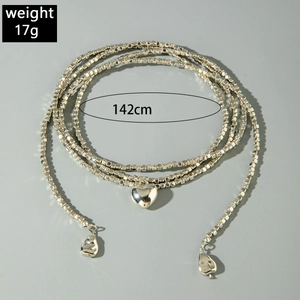 Collar largo de cuentas plateadas con colgante de corazón, longitud 142cm y peso 17g
