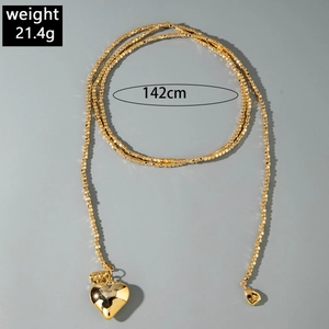 Detalle de collar largo dorado de 142cm con colgante de corazón, peso 21,4g especificado