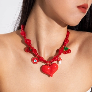 Collier de perles rouges tendance avec cœurs en résine, cerises et pendentif œil bleu