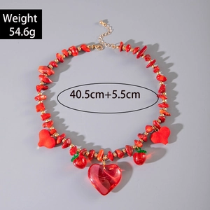 Détail du collier de perles rouges avec pendentifs cœur et cerise, longueur 40,5cm et poids 54,6g