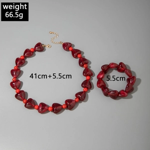 Détail d'un ensemble de bijoux coeur en résine rouge avec collier de 41cm et bracelet de 5,5cm