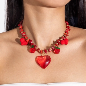Collier de perles rouges à la mode avec pendentifs cœur et cerise sur un mannequin