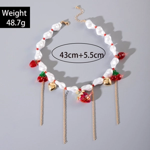 Dettaglio della collana con perle barocche e fragola che mostra peso 48,7g e lunghezza 43cm