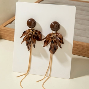 Elegant retro amber leopard print resin leaf earrings with long gold chain tassels