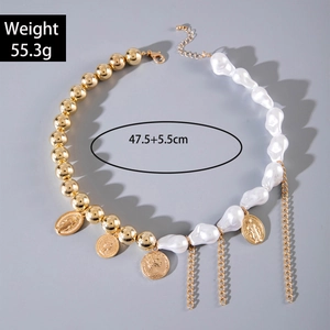 Collana con perle barocche e perle CCB dorate con pendenti a moneta e frange in metallo