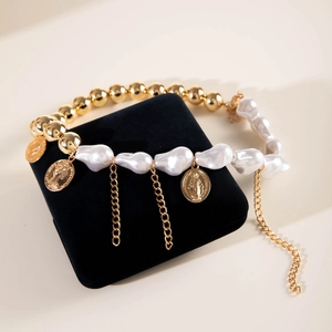 Collana con perle dorate e perle barocche con pendenti a moneta e nappe a catena