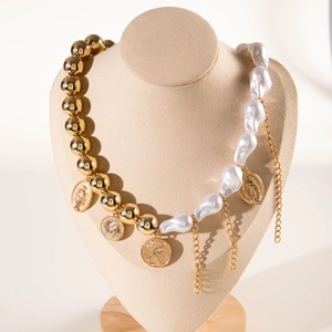 Collana con perline CCB, perle barocche e ciondoli a moneta con ritratto antico