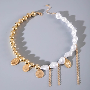 Collana esagerata con perle dorate e barocche con ciondoli moneta e nappe in metallo