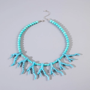 Détail du collier de corail en acrylique bleu turquoise avec fermoir en métal ajustable