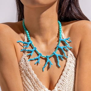 Collier corail turquoise bohème avec perles bleues sur un mannequin femme