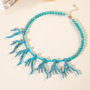 Collier bohème en perles turquoise avec pendentifs corail pour style de vacances