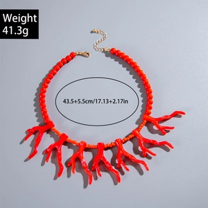 Détail du collier de corail rouge en acrylique avec fermoir mousqueton doré et chaîne