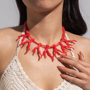 Collier bohème audacieux en acrylique rouge avec branches de corail pour femmes