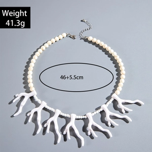 Détail du collier corail blanc en acrylique avec dimensions 46+5,5cm et poids de 41,3g