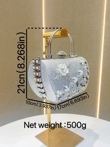 Pochette de soirée argentée avec perles florales et cristaux sur un présentoir