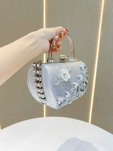 Pochette de soirée argentée à paillettes avec fleurs en perles et poignée métal