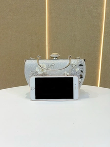 Pochette de soirée argentée pailletée avec fleurs blanches, perles et anse dorée