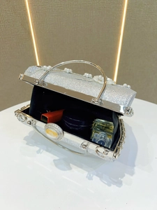 Intérieur de la pochette à paillettes argentée avec espace pour rouge à lèvres