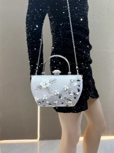 Pochette de soirée argentée avec perles florales et détails en strass sur chaîne