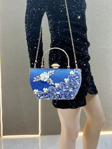 Détail du sac de soirée à paillettes bleu foncé avec fleurs 3D et perles sur un mannequin