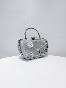 Détail du sac de soirée argenté avec fleurs 3D, perles et cristaux scintillants