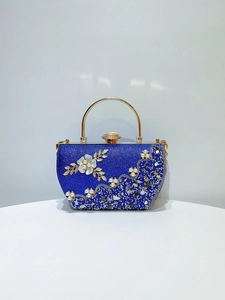 Vue détaillée du sac de soirée bleu roi avec fleurs 3D, perles et cristaux scintillants