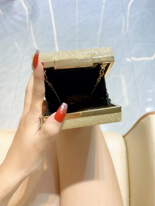 Pochette de soirée chic à paillettes dorées avec cadre métallique et chaîne en main