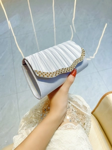 Pochette de soirée élégante en satin plissé argenté avec bordure en strass pour mariage