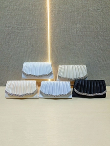 Pochettes de soirée plissées élégantes avec bords en strass en cinq couleurs