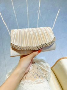 Pochette de soirée en satin champagne avec plis élégants et bordure strass