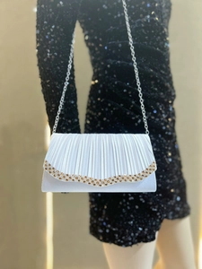 Pochette de soirée en satin blanc plissé avec strass et fine bandoulière chaîne