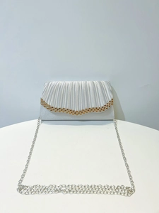 Pochette de soirée argentée plissée avec strass dégradés et fine bandoulière chaîne