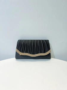 Détails de la pochette de soirée en satin plissé noir avec bordure en strass étincelants