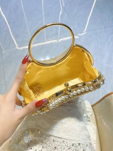 Sac de soirée doré luxueux avec bordure en perles, poignée anneau et chaîne dorée