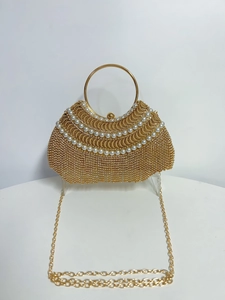 Détails du sac de soirée doré de luxe avec perles, franges et poignée ronde en métal