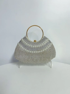 Détails de ce sac de soirée argenté orné de perles et de franges en strass brillants
