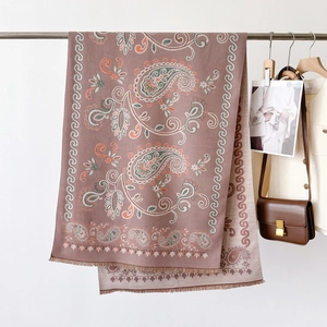 Détail du châle à motif cachemire avec franges douces dans un style de mode luxe