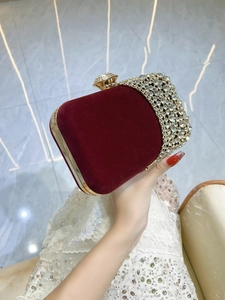 Elegante pochette da sera in velluto bordeaux con bordi in strass e chiusura a cristallo