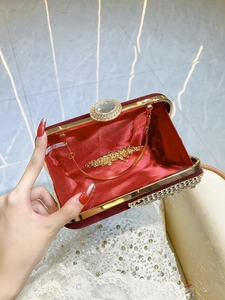 Elegante borsa da sera in velluto rosso con frange di strass e chiusura gioiello