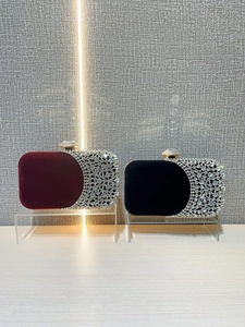 Eleganti pochette da sera in velluto con strass e chiusura in cristallo in rosso e nero