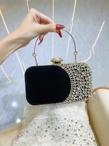 Dettaglio di borsa da sera con strass e velluto con manico circolare dorato