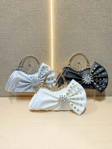 Eleganti pochette da sera con fiocco plissettato e cristalli brillanti in tre colori