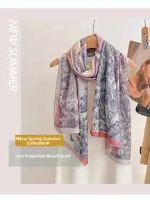 Détails de la texture d'un foulard en soie à fleurs sur un cintre en bois