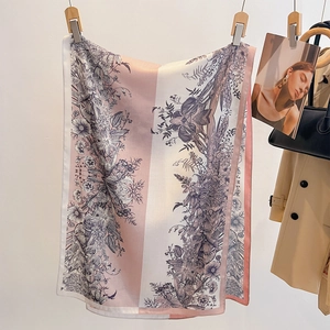 Écharpe en soie vintage à fleurs et rayures roses à côté d'un trench-coat beige chic