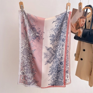 Écharpe élégante en soie rose et blanche avec imprimés botaniques pour la protection solaire